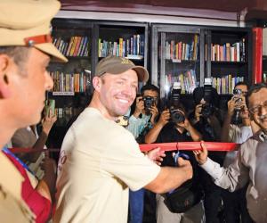 Free library for commuters on Western Railway