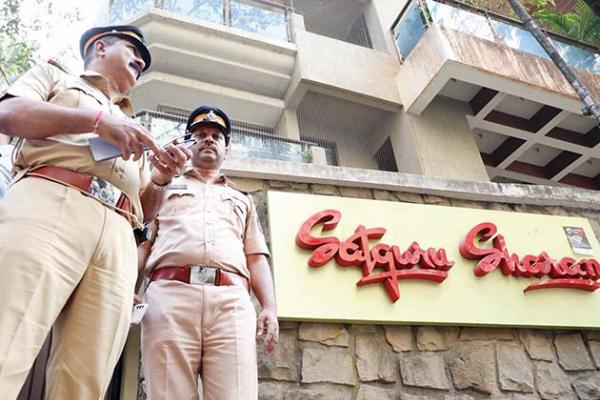 ‘Intruder entered Jeh's room first; demanded Rs 1 cr’
