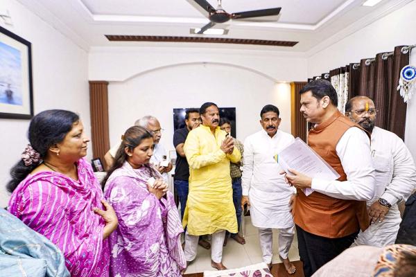 Widow shows husband’s blood-stained clothes to CM