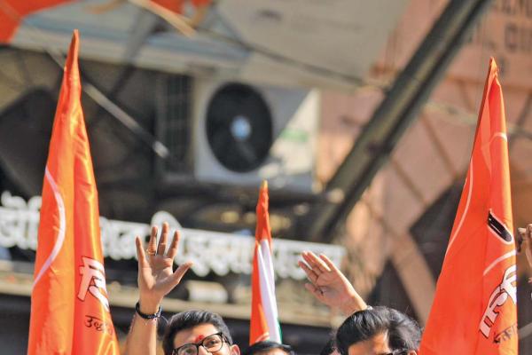 Battle royale at Prabhadevi-Mahim belt